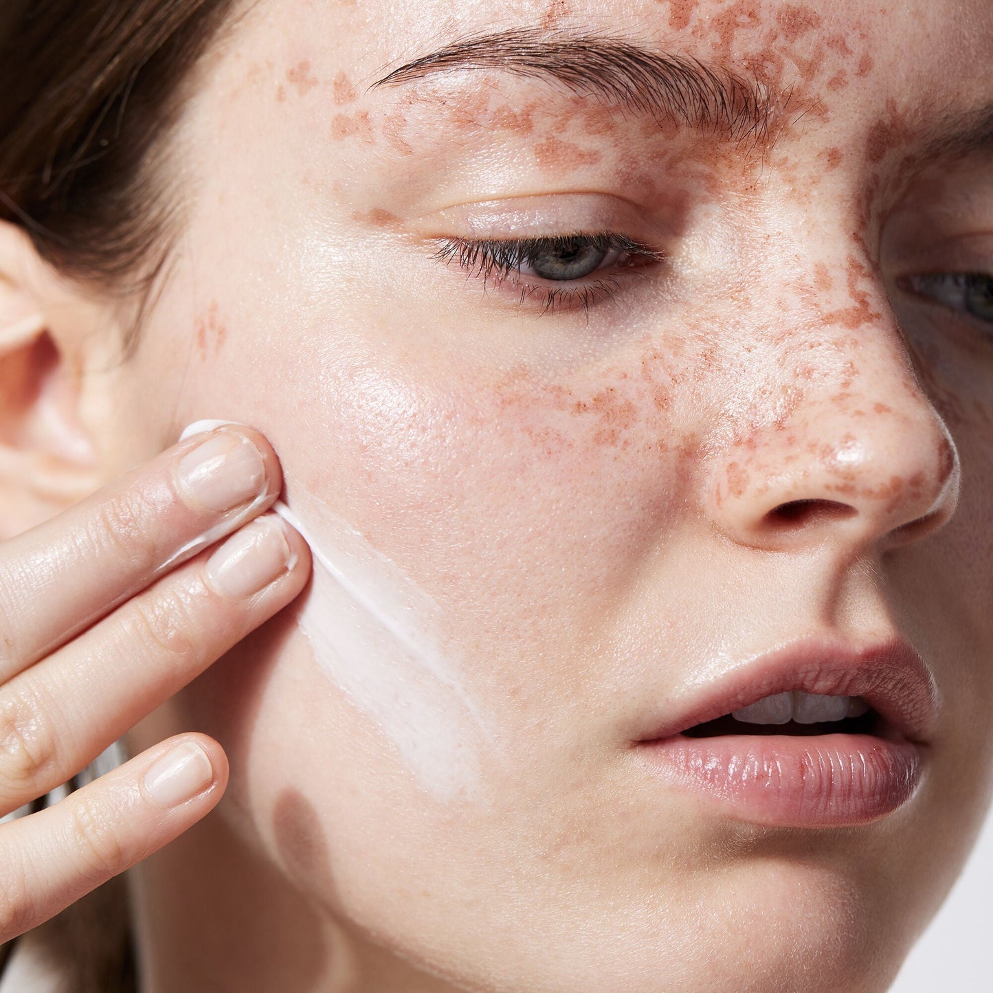 holy-hydration-face-cream-r3 040822_Model_HH-FaceCream_091_RT2-V1_IGF_38740f4c-997d-4161-a3bd-3457855e993f.jpg