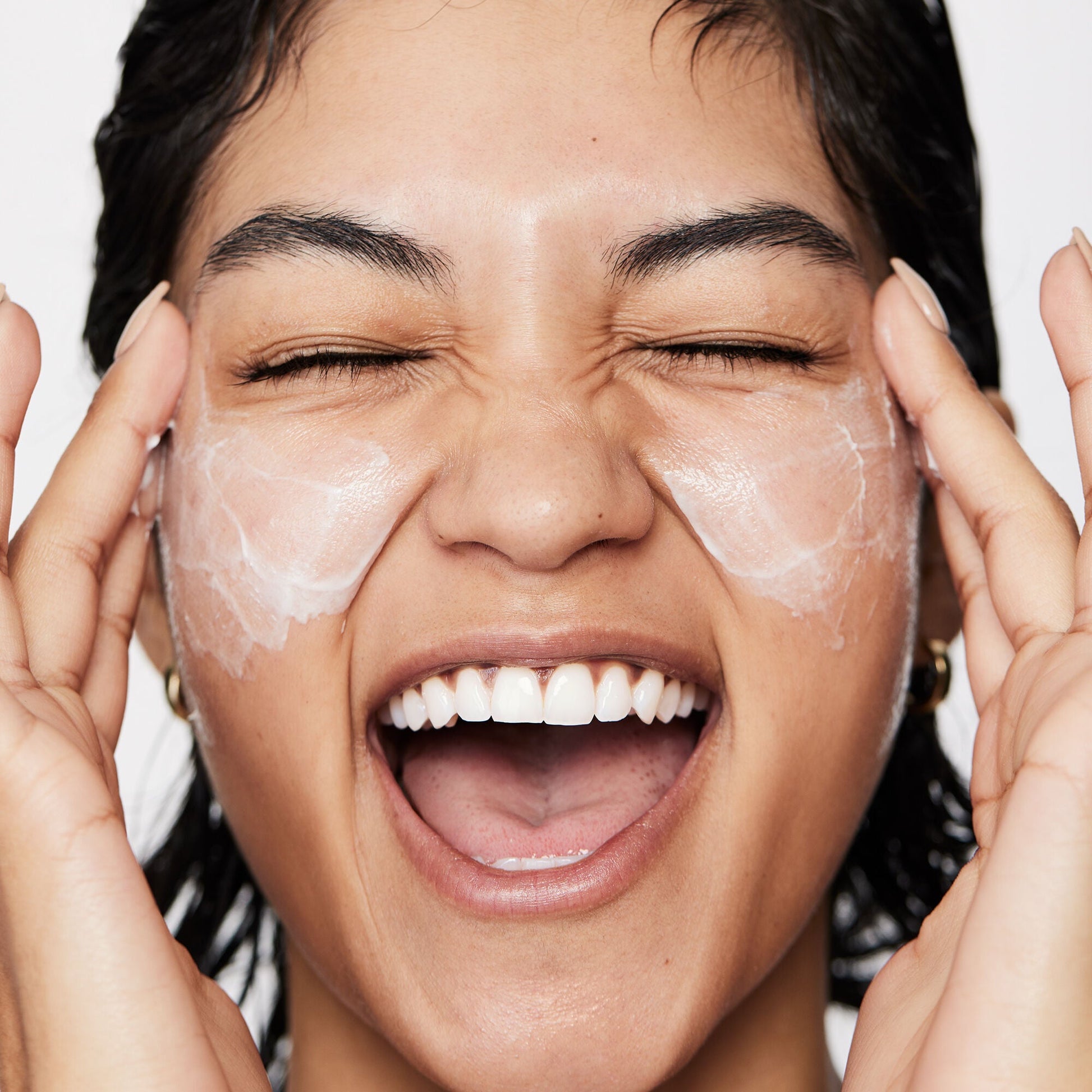 pure-skin-moisturizer-z8 040822_Model_Pure-Moisturizer_200_RT2-V1_RGB040822_Model_Pure-Moisturizer_200_RT2-V1_V1_IGF.jpg