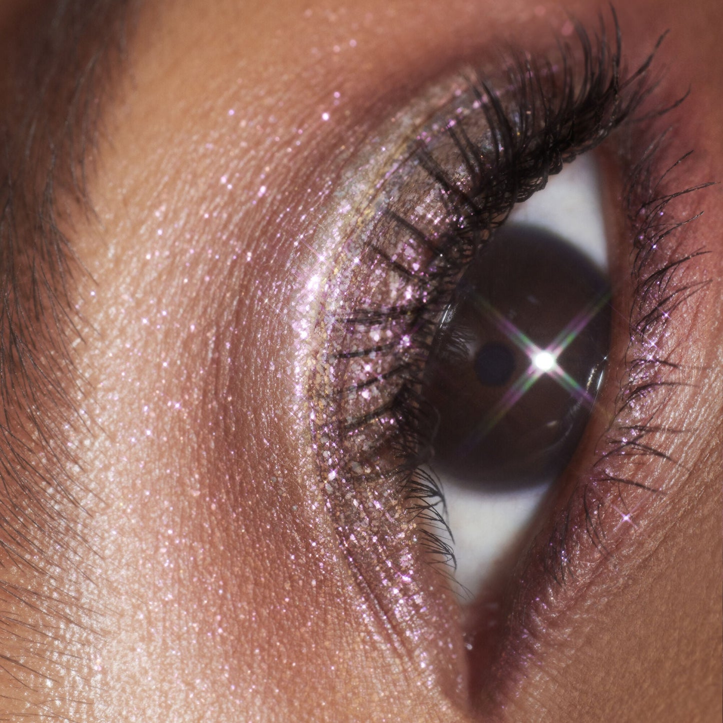 duochrome-liquid-eyeshadow-n5 061223_Chi_SparkPink_0023_FINAL_RGB_IGF.jpg