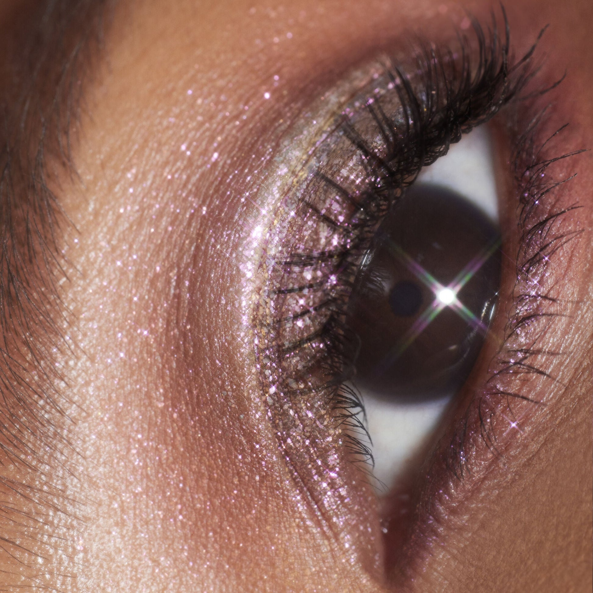 duochrome-liquid-eyeshadow-n5 061223_Chi_SparkPink_0023_FINAL_RGB_IGF.jpg