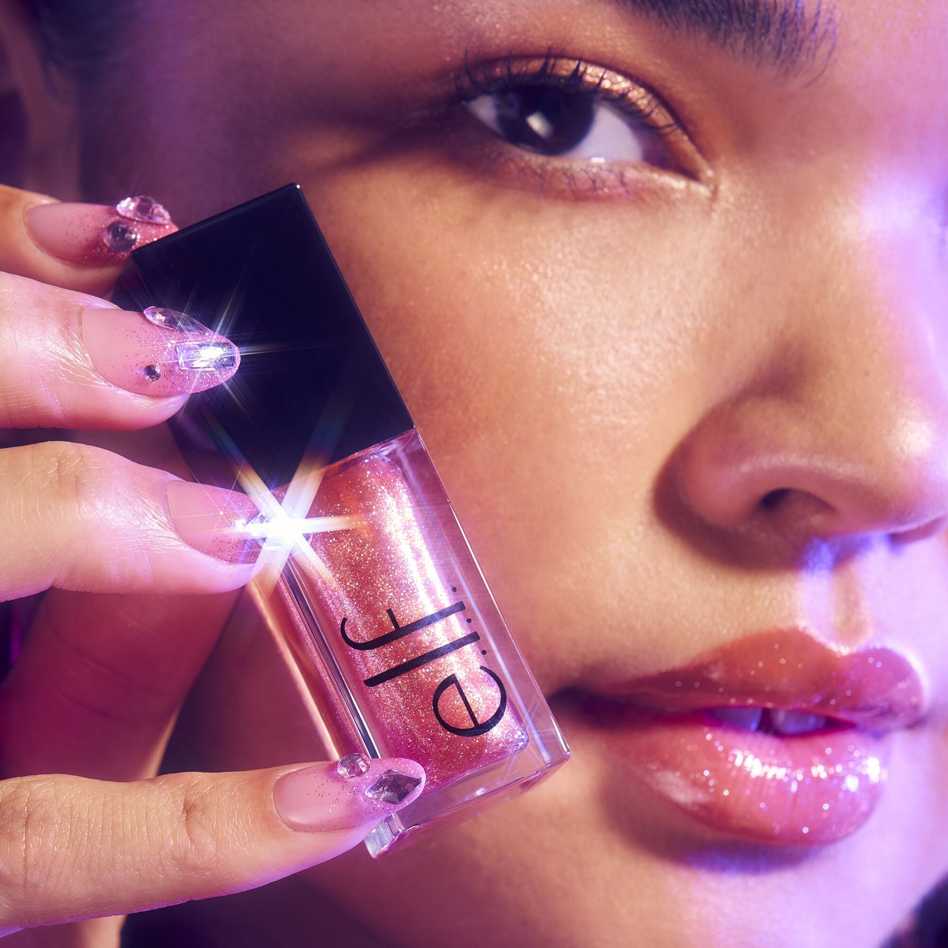 glow-reviver-plumping-lip-oil-j9 072225_Breanna_LipPlump_0391_2000x2000_0613e084-a418-44f9-b40d-c461b7a4b6db.jpg
