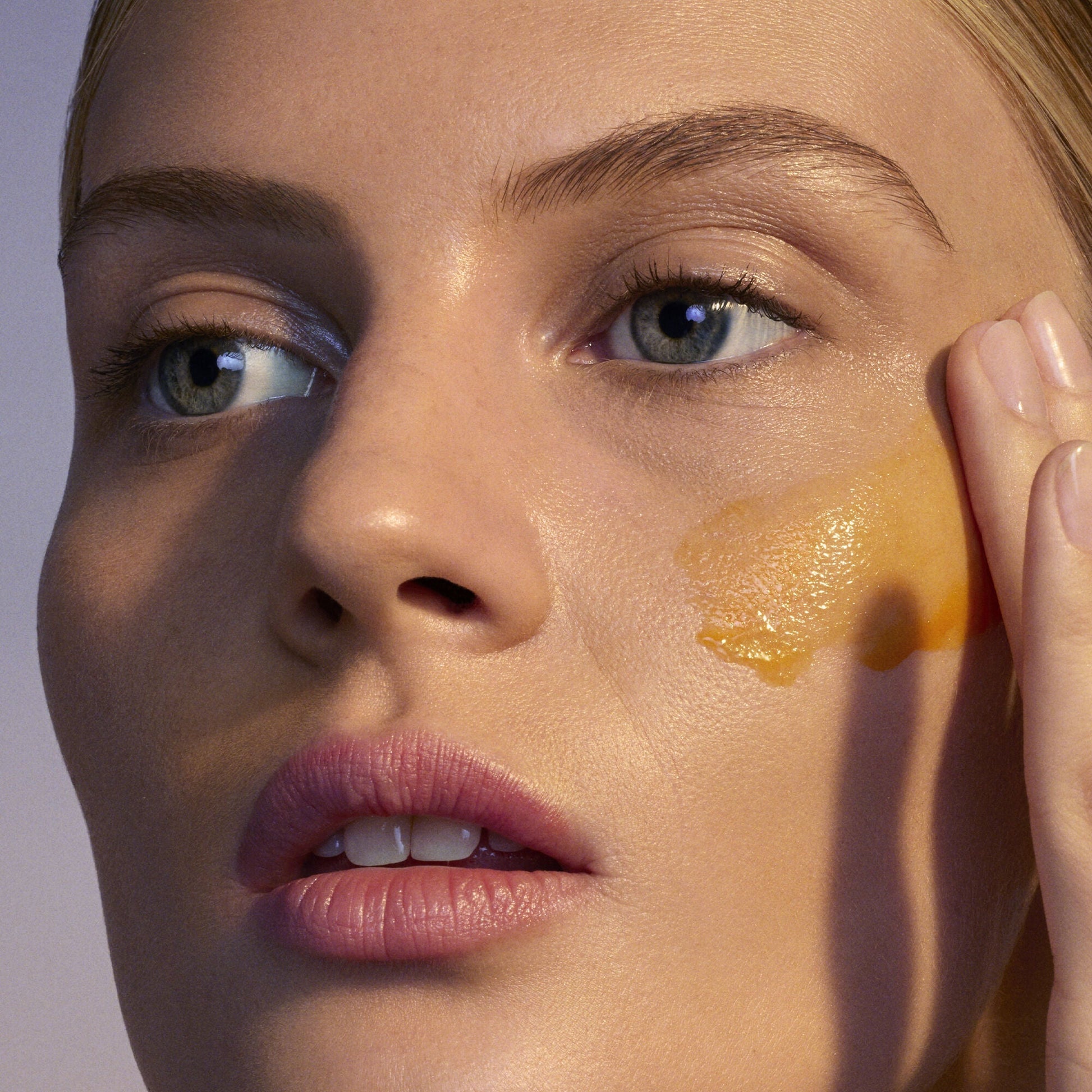 youth-boosting-advanced-night-retinoid-serum-regular-g6 080222_Florence_ANR_0403_IGF_V2.jpg