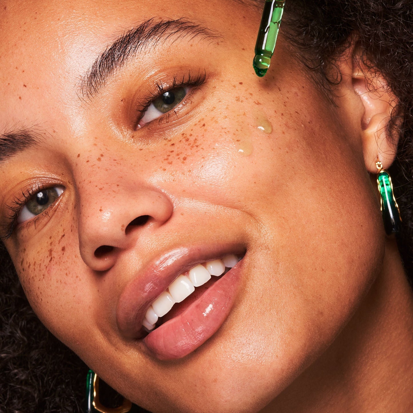 plz-clarify-facial-oil-w0 100924_SKIN_Drew_PlzC_App_005_v1_RGB_IGF.jpg