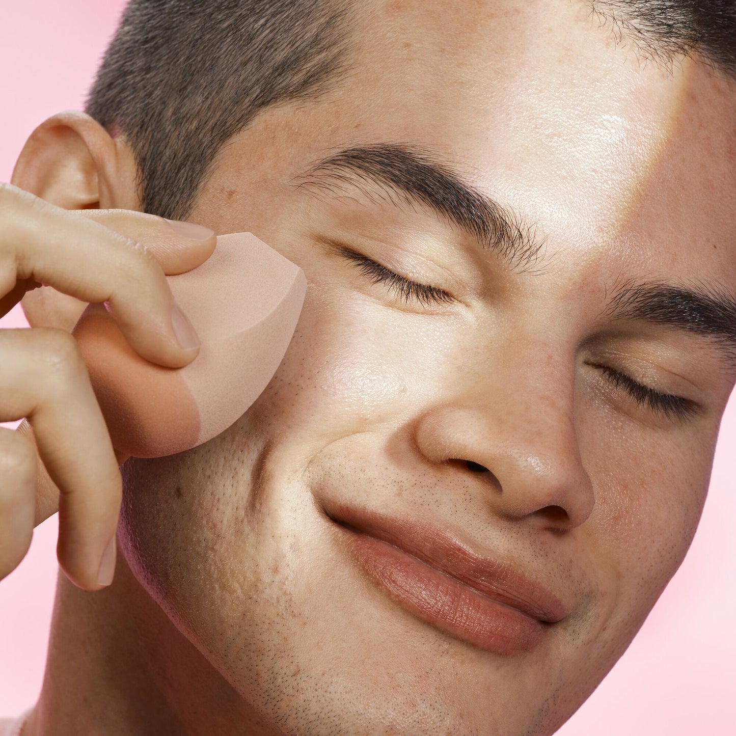 halo-glow-angled-silicone-face-sponge-d3 102124_HGST_Alfredo_Application_0134_v2_RGB_IGF.jpg