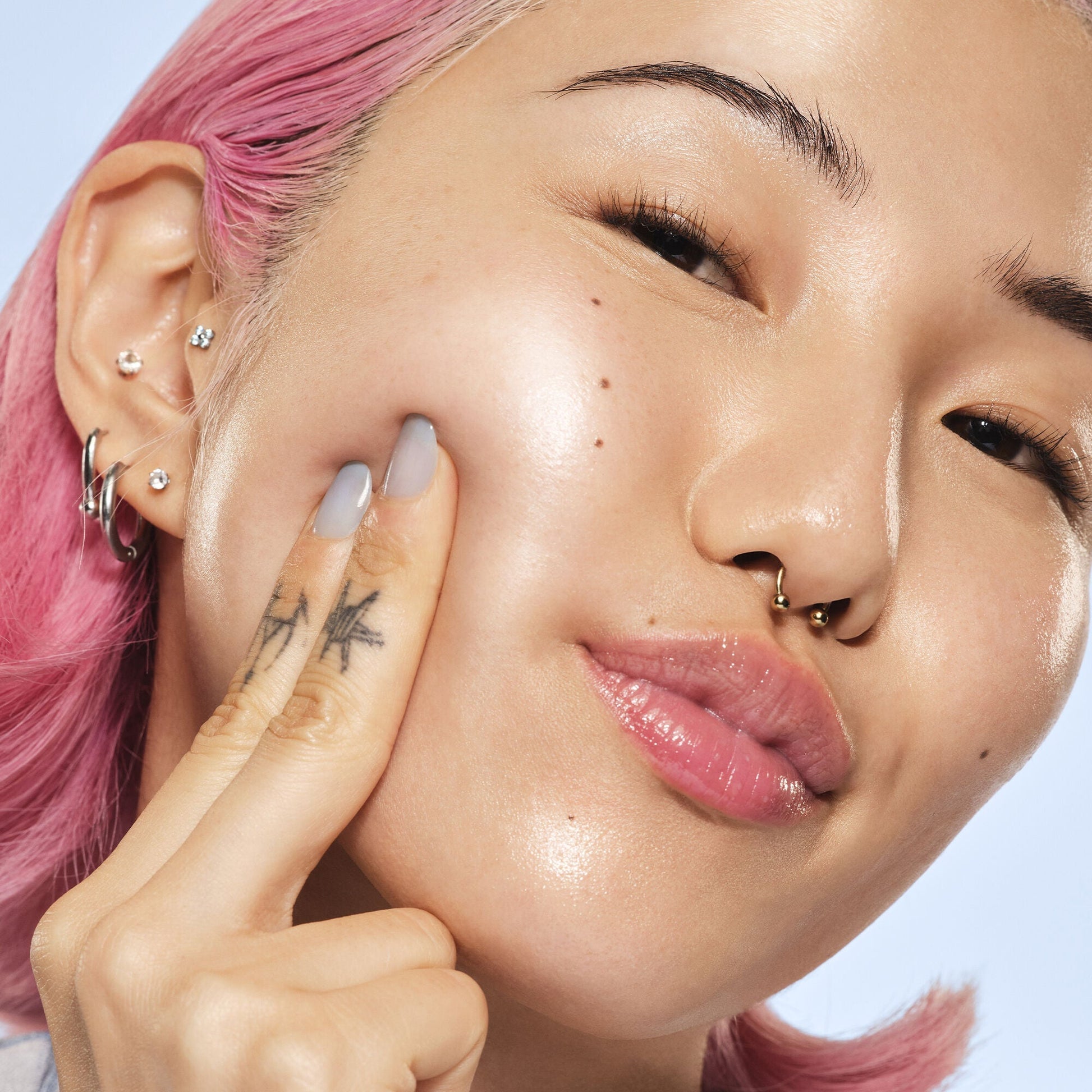 glass-slick-serum-stick-g8 102225_SKIN_Michelle_Editorial_015_w4QC_RGB_IGF_42f2efa3-c76d-440b-9883-58026346f35b.jpg