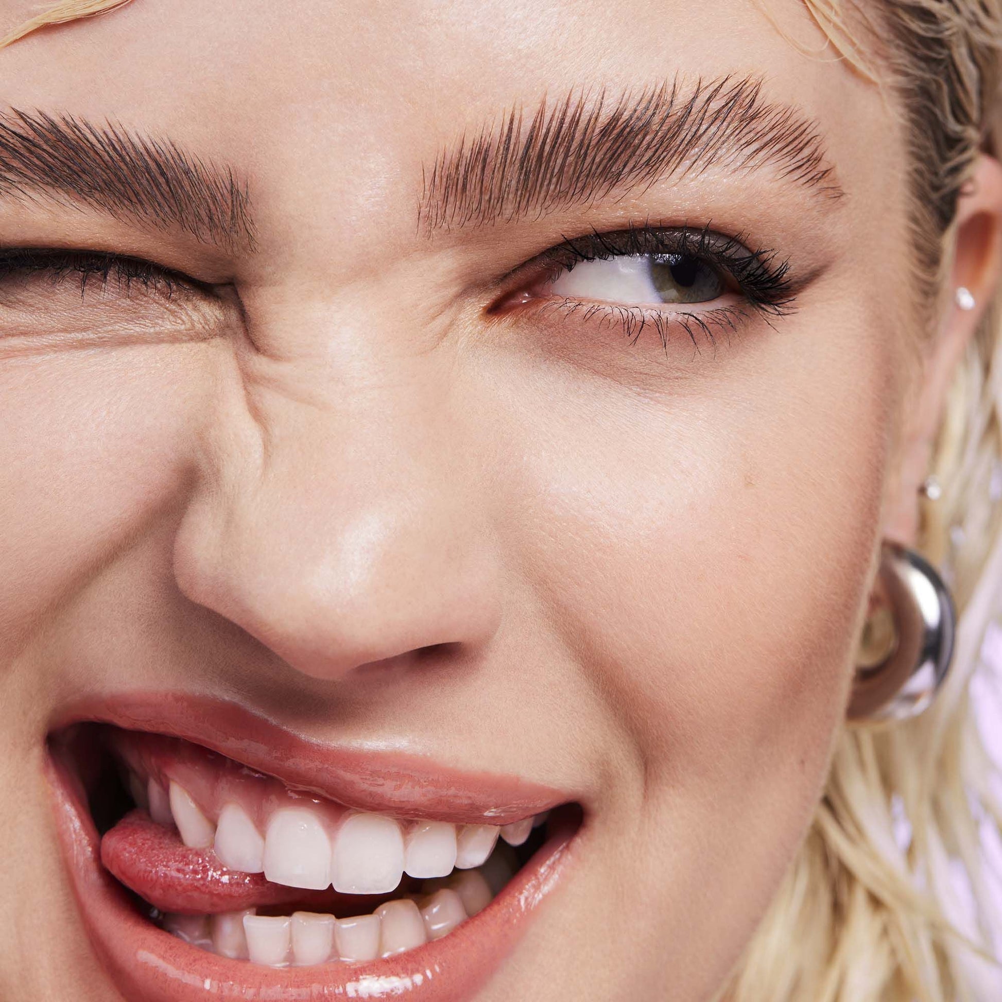 brow-laminating-gel-p5 110923_Genevieve_BrowGel_App-Vibe_6982_RGB_IGF.jpg