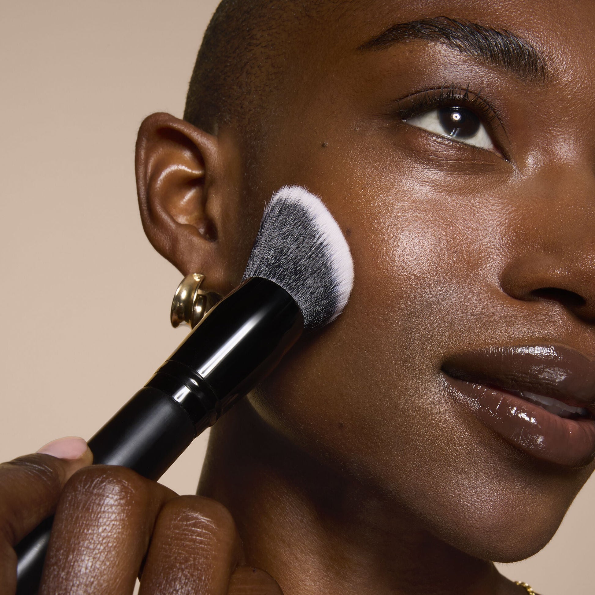smooth-swipe-foundation-brush-t7 81456_MOM_SMOOTH_SWIPE_FOUNDATION_BRUSH_TOOL_SHOT_IYANNA_0169_V4.jpg