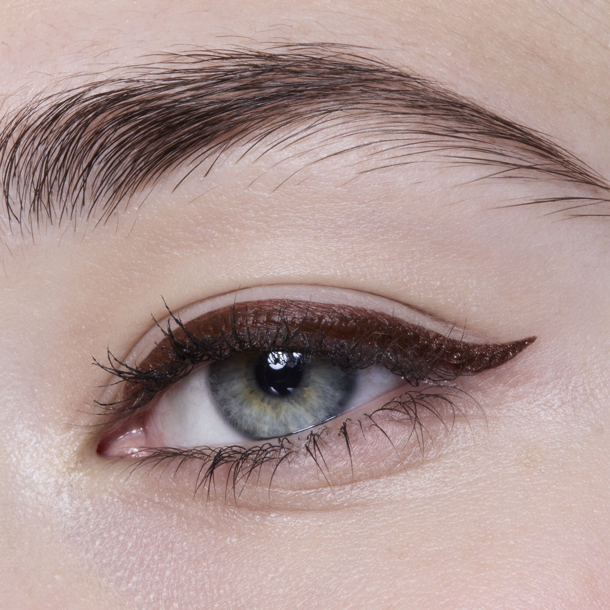 h2o-proof-eyeliner-pen-g3 81606_H20_PROOF_EYELINER_20PEN_CHESTNUT_MOM_BROWN_JORDAN_0029_v3.jpg