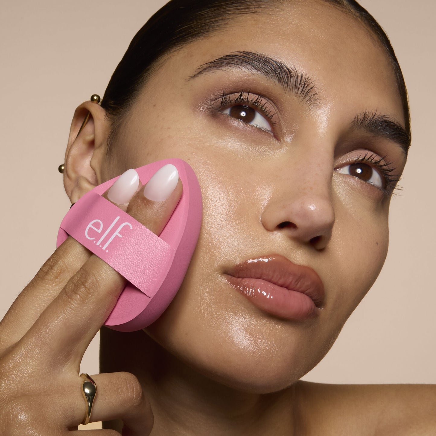 pillow-puff-foundation-sponge-g3 81838_MOM_PILLOW_PUFF_FOUNDATION_SPONGE_TOOL_SHOT_SONALI_0126_V2.jpg