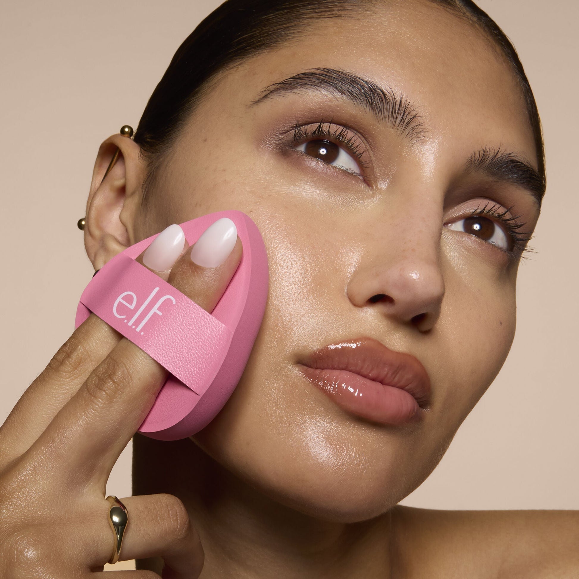 pillow-puff-foundation-sponge-g3 81838_MOM_PILLOW_PUFF_FOUNDATION_SPONGE_TOOL_SHOT_SONALI_0126_V2.jpg