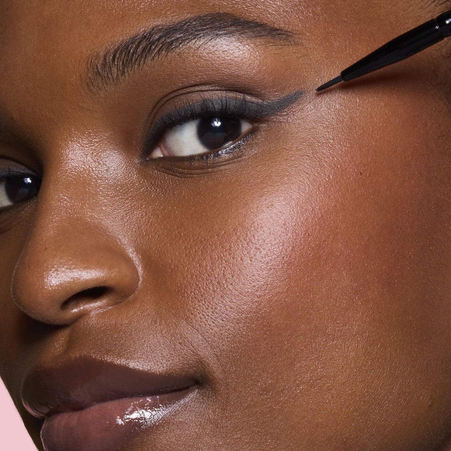 ultra-fine-eyeliner-brush-g0 81915_ULTRA_FINE_EYELINER_BRUSH_TOOL_SHOT_MOM_TSHECA_0120_v2.jpg