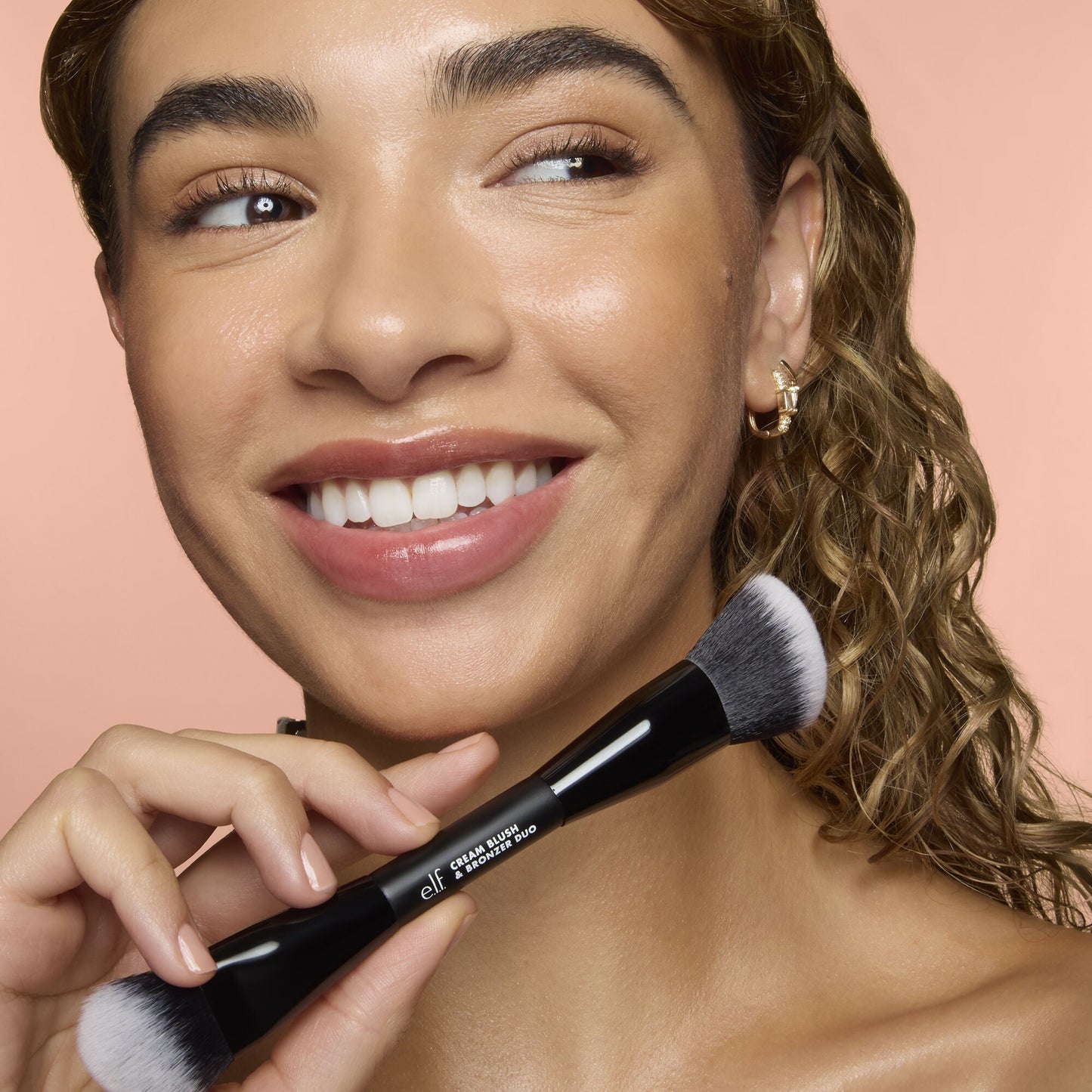 cream-blush-and-bronzer-duo-brush-p0 83857_CREAM_BLUSH_BRONZER_DUO_BRUSH_Q4_Alyssa_0103_V3_7510f340-cab5-4e94-b40f-1ad3f84fd183.jpg