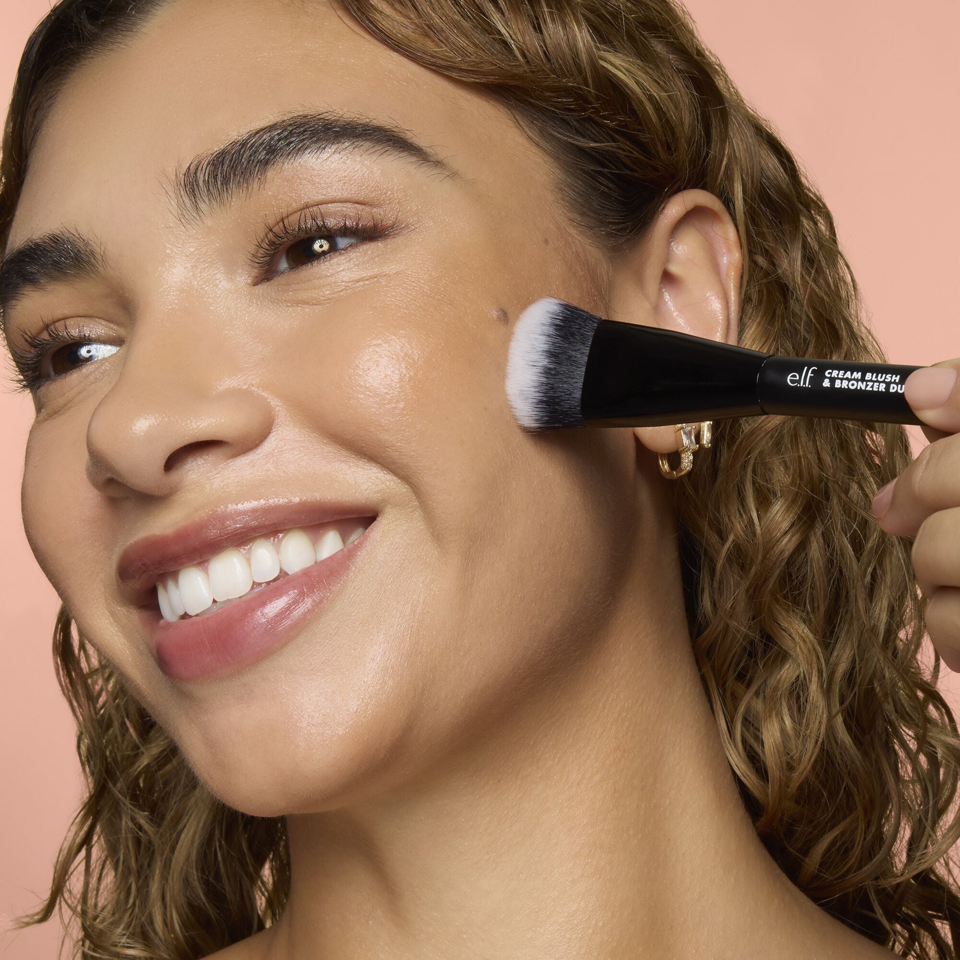 cream-blush-and-bronzer-duo-brush-p0 83857_CREAM_BLUSH_BRONZER_DUO_BRUSH_Q4_Alyssa_0173_V4_388aa08a-f9a4-4160-ae36-d9cdde1f6141.jpg