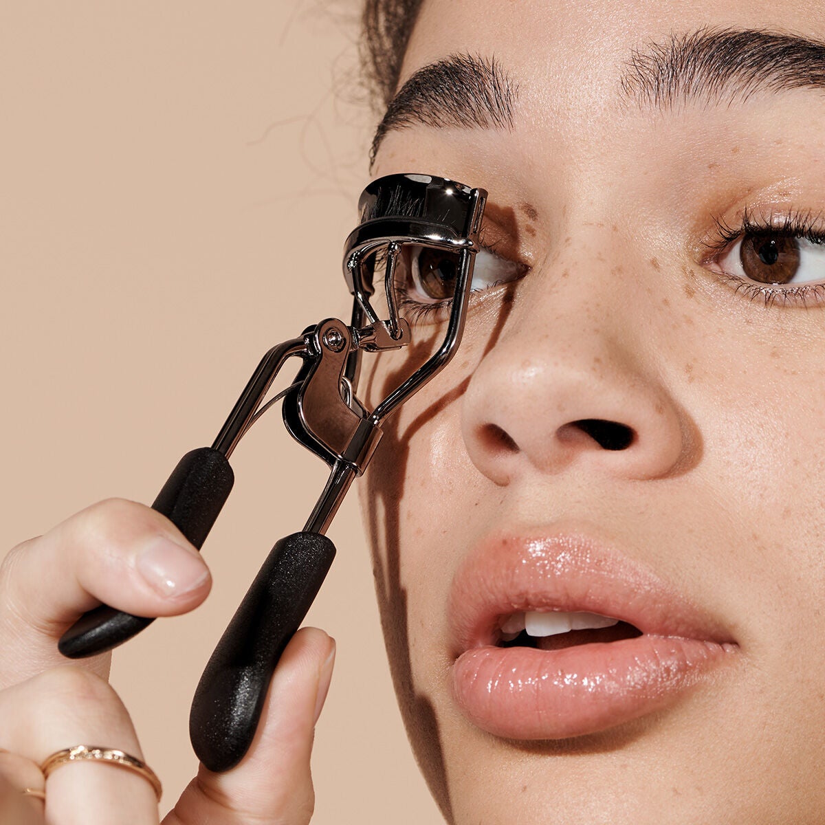 pro-eyelash-curler-u2 84067_ProEyelashCurler_Model.jpg