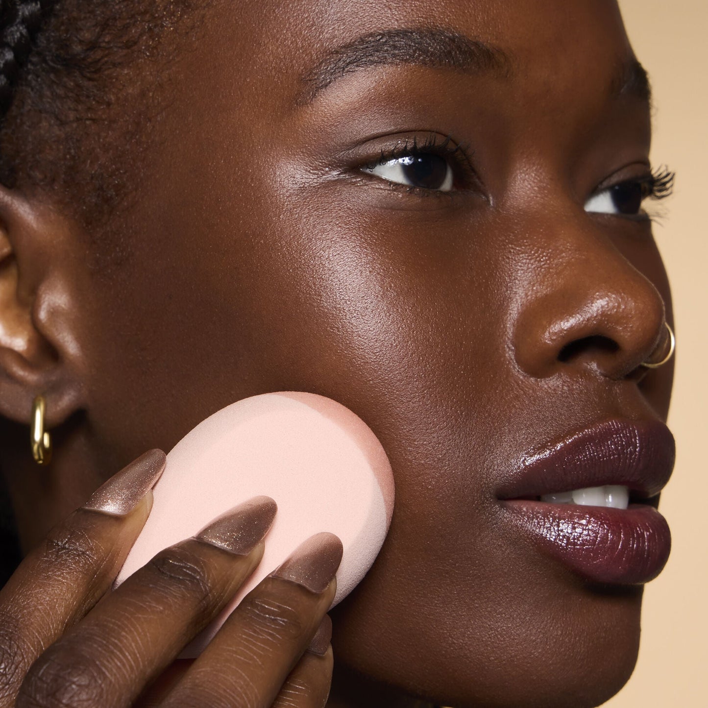 halo-glow-angled-silicone-face-sponge-d3 84235_HALO_GLOW_ANGLED_SILICONE_FACE_SPONGE_BILLIE_0078_V3.jpg