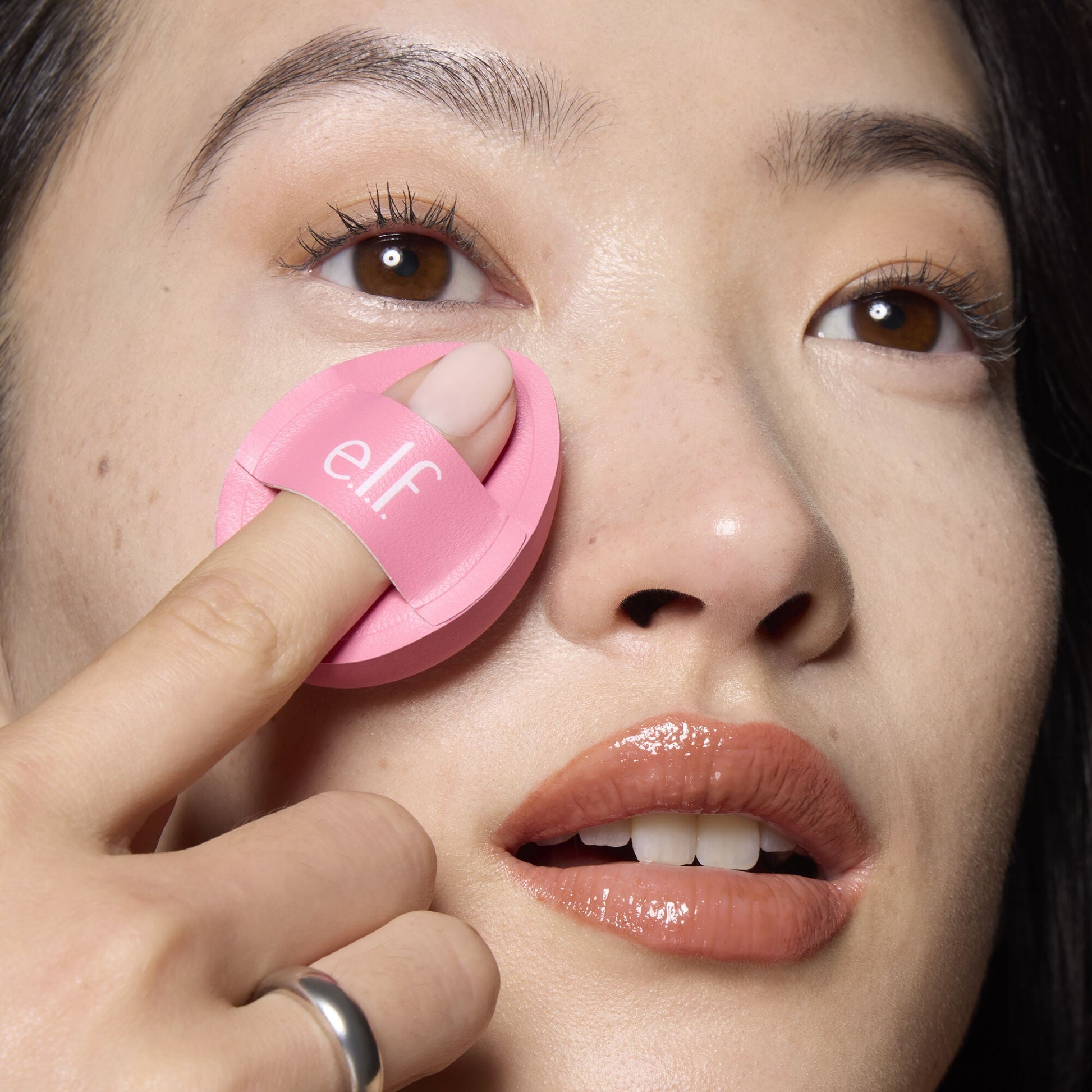 pillow-puff-concealer-sponge-d0 85120_MOM_PILLOW_PUFF_CONCEALER_SPONGE_TOOL_SHOT_SAKURA_V1_0095_V3.jpg